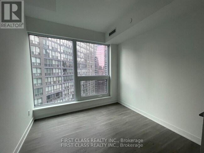 Photo du bâtiment - 8 Wellesley St W