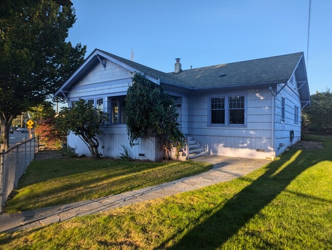 Building Photo - 432 3rd Ave N