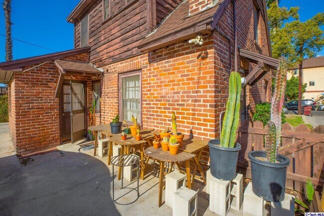 Building Photo - 1516 E Maple St