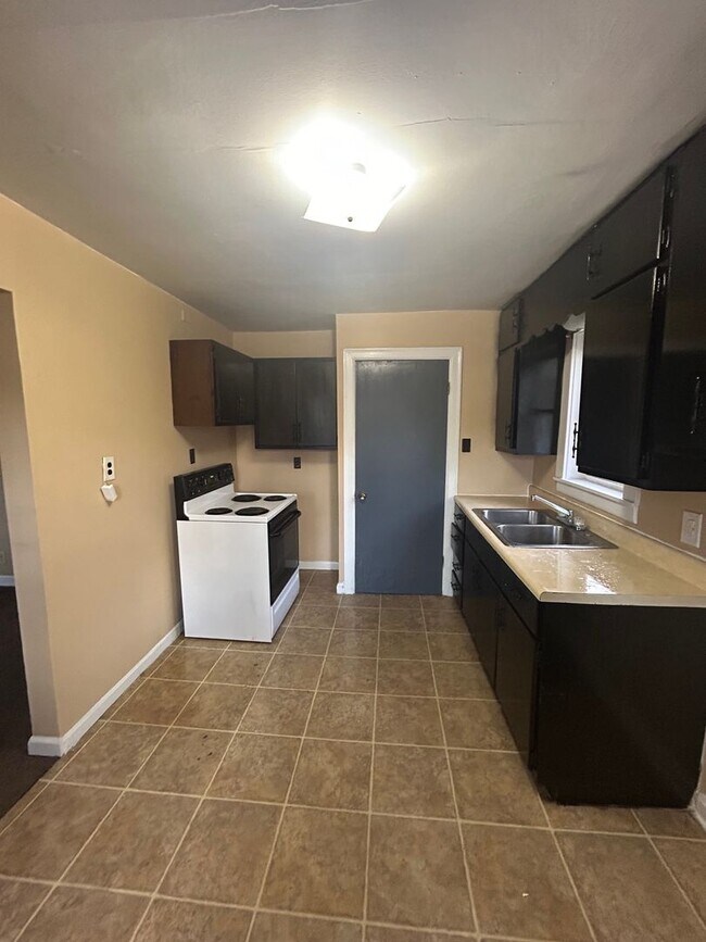 Building Photo - 4430 S Park Dr