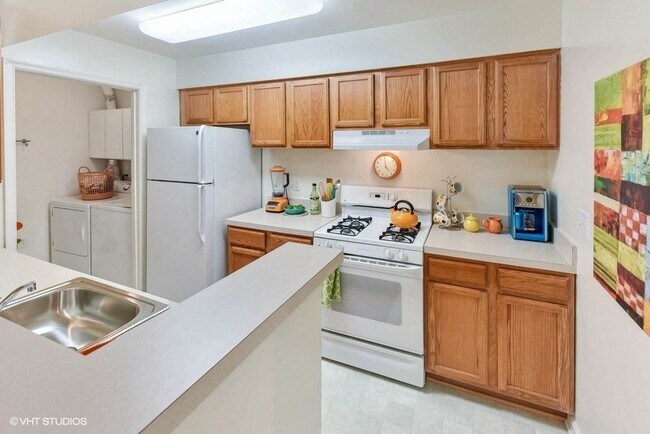 Cocina totalmente equipada estilo rancho - The Residences at the Manor Apartments