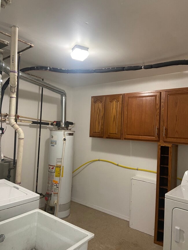 Laundry room - 107 N Roselawn St