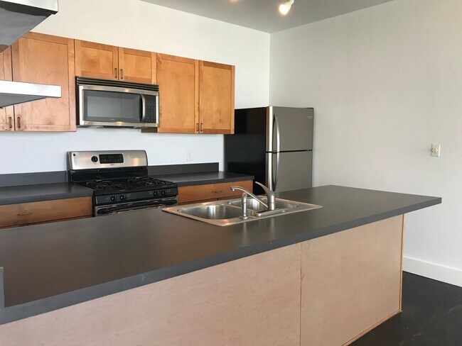 Foto del edificio - BIG Condo in GREAT location