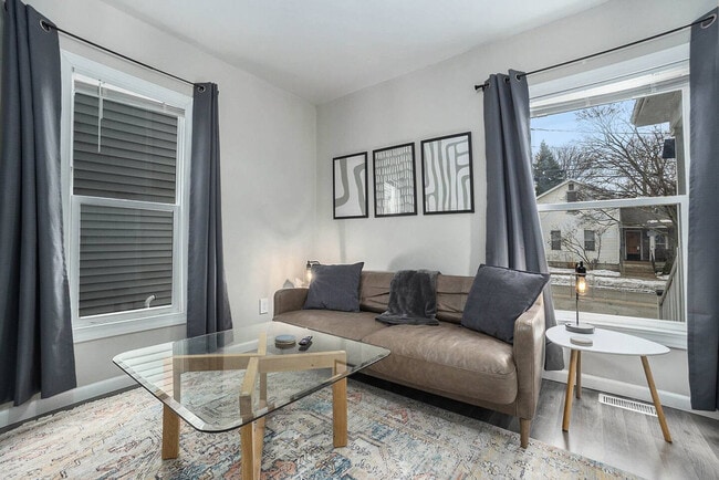 Building Photo - 415 6th St NW