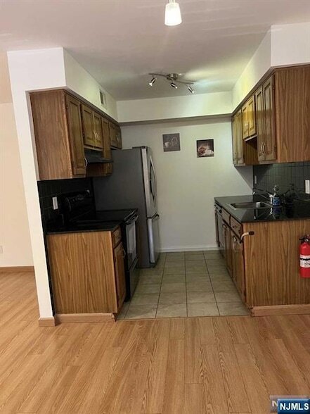 Foto del edificio - 385 Midland Ave