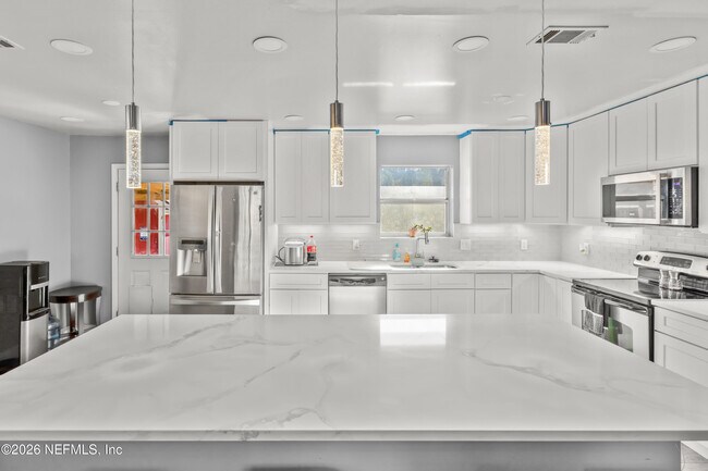 Building Photo - 641 S W Orange Ave