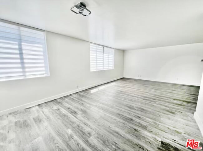 Foto del edificio - 468 S Roxbury Dr