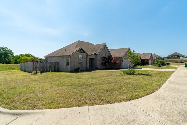 Building Photo - Beautiful 4-bedroom 2 bath Home in Centert...