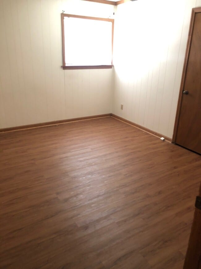 Building Photo - 2-102 Catherine Ave