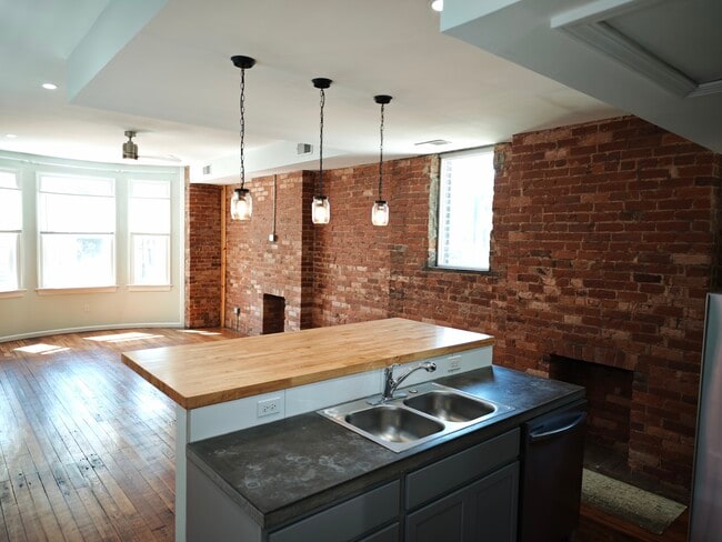 Building Photo - 836 York St