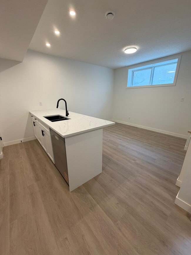 Photo du bâtiment - 14019-14104 104 Ave NW