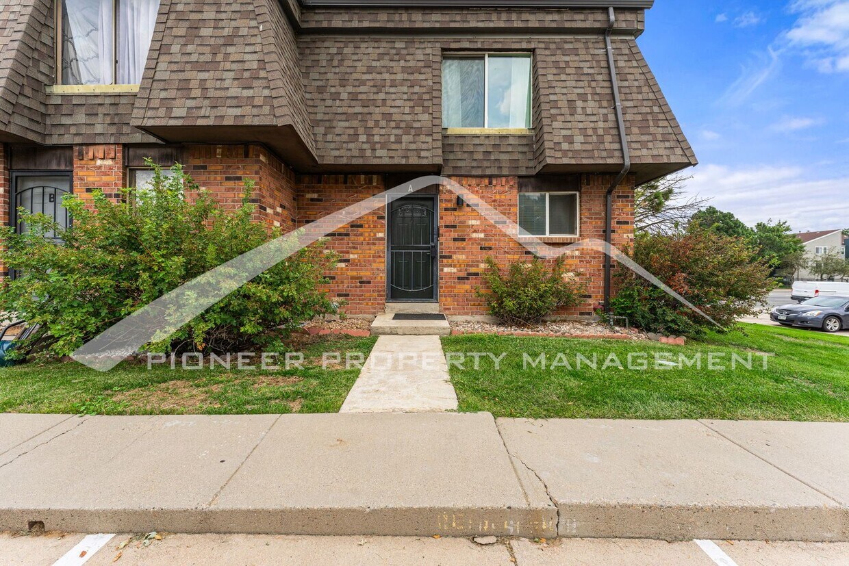 Primary Photo - Charming Townhouse with Washer/Dryer and C...
