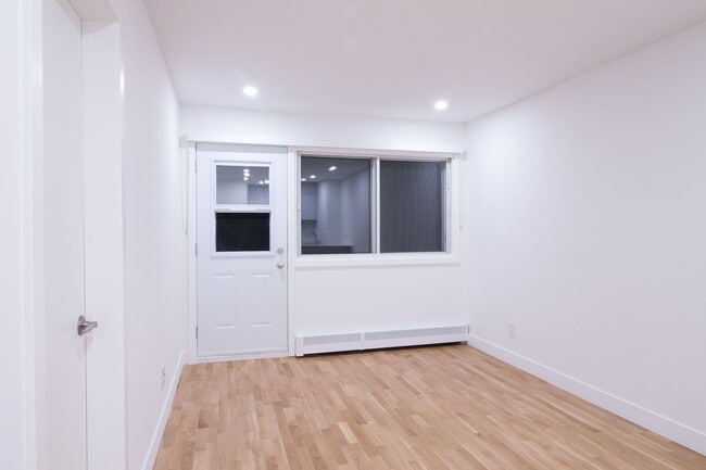 Building Photo - 760 Av. Galt