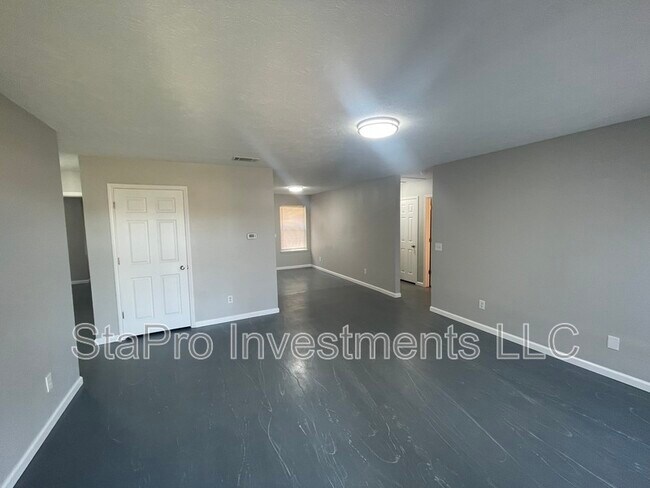 Building Photo - 140 Village Pl