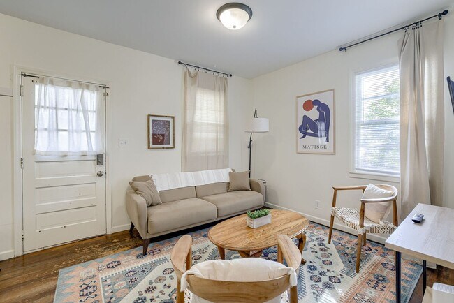 Foto del edificio - Charming 2 Bedroom with Fenced Yard & Parking Near Old Market!