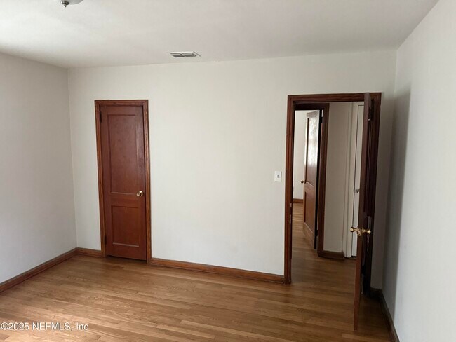 Foto del edificio - 947 Glencarin St