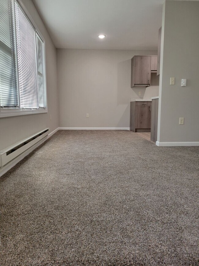 Building Photo - 1 Bedroom Triplex Unit
