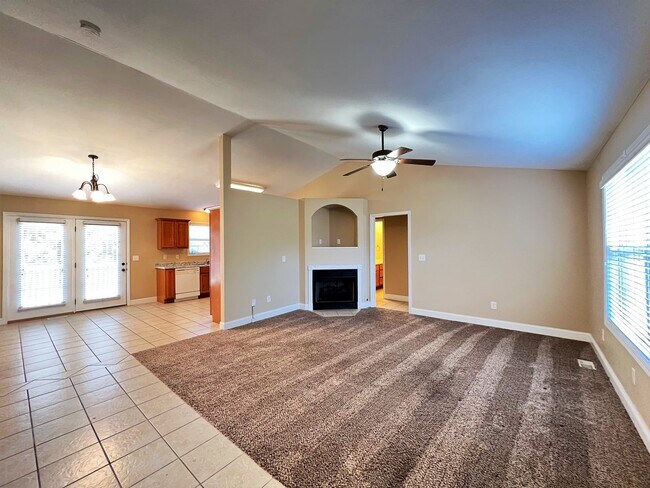 Foto del edificio - FOUNTAIN CITY: 3 BEDROOM, 2 BATH IN MAPLE ...