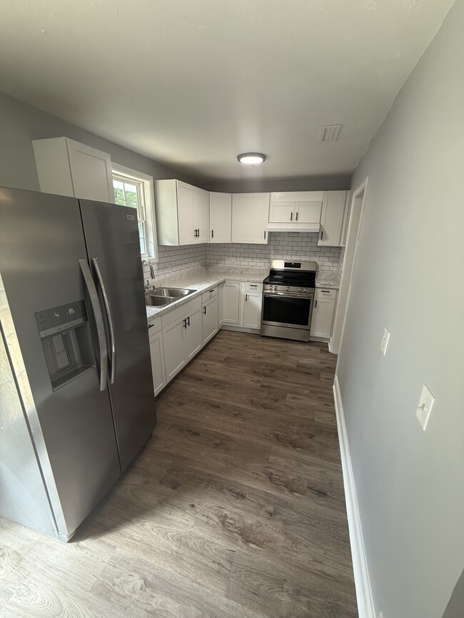 Foto del edificio - 221 Meadowbrook Dr