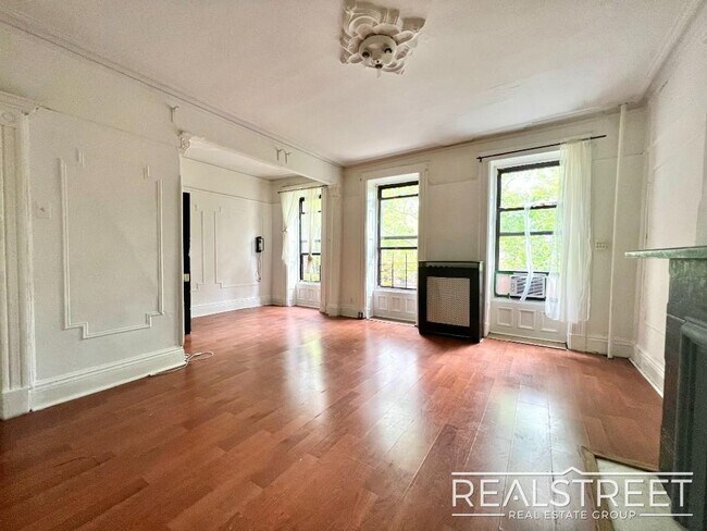 Foto del edificio - Charming 1 BED in Bed Stuy Brownstone!