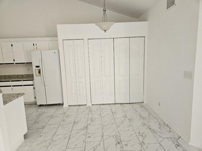 Foto del edificio - 4387 Woodstock Dr