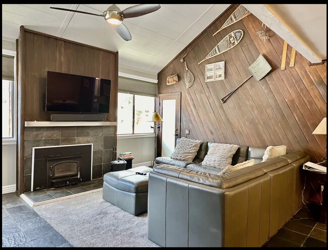 Foto del edificio - Stylish 2-Bed + Loft Mountain Condo in San...
