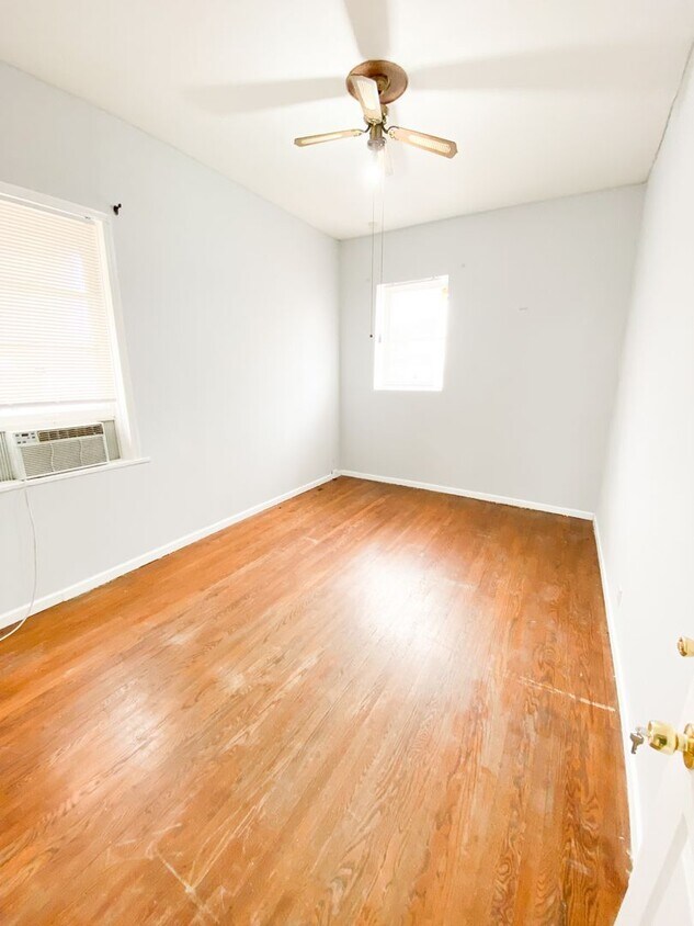 Foto del edificio - 1 Bed/1 Bath! Hardwood floors! Gas included! Ask about our move-in special!