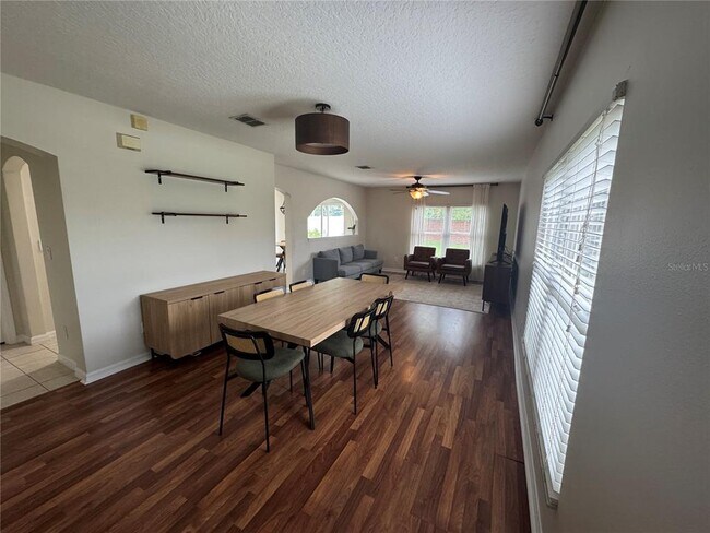 Foto del edificio - 15249 Harrowgate Way