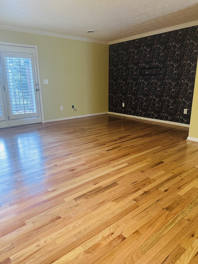 Living room - 817 Wayne Ave NE