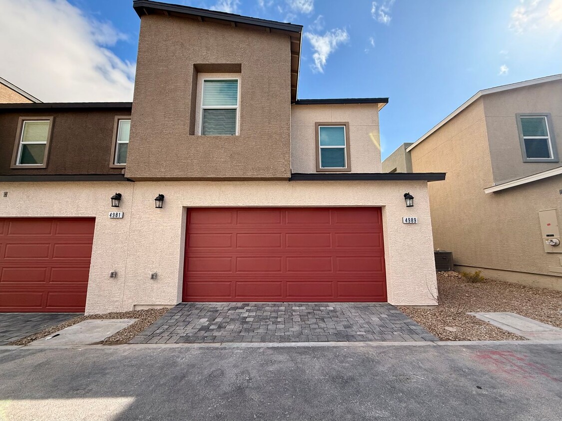 Foto principal - BRAND NEW 3 BED 2.5 BATH 2 CAR GARAGE TOWN...