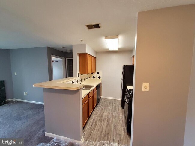 Building Photo - 8911 Town Center Cir