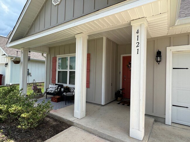 Building Photo - Power Friendly 4 Bedroom