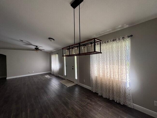 Building Photo - Gorgeous and Beautifully Maintained 3/2 Ho...