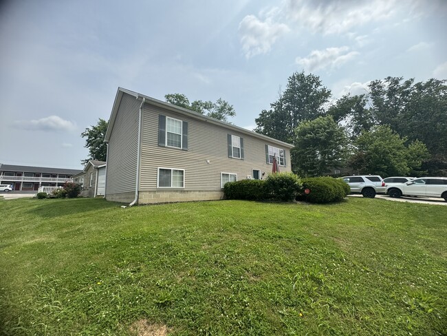 Building Photo - 201 E 19th St