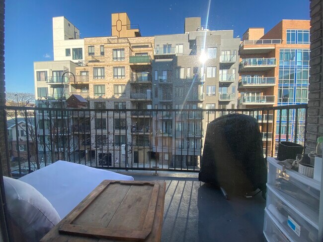 Foto del edificio - 1670 E 19th St