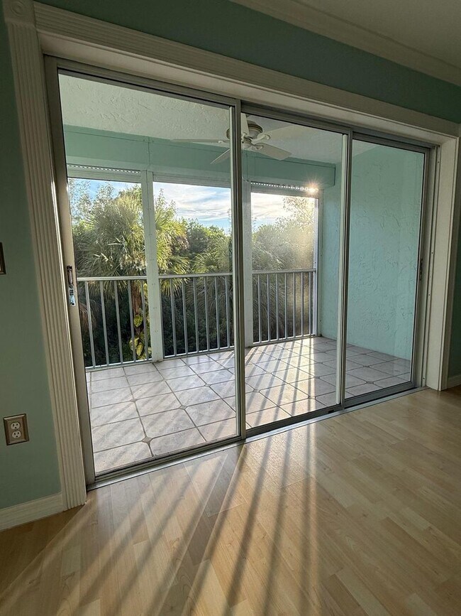 Foto del edificio - Stunning Sandpiper Bay 2 bed/2 bath end unit condo