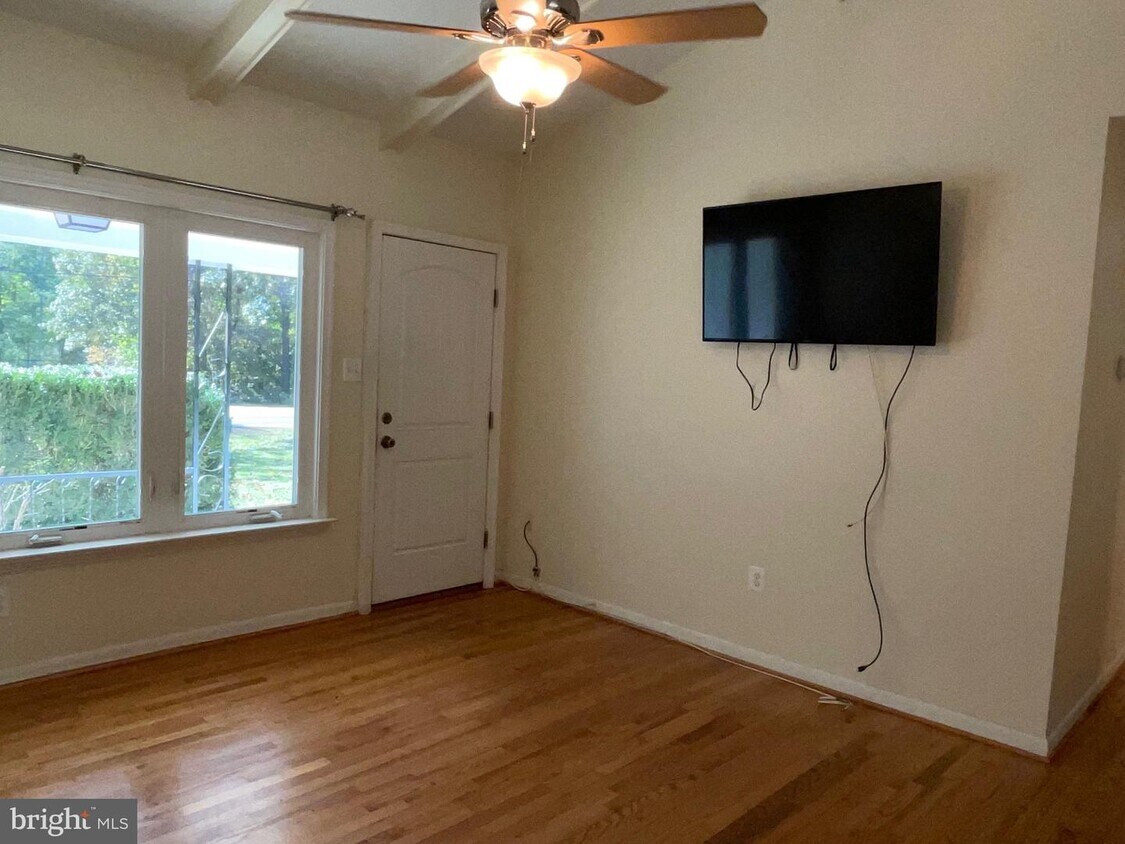 Foto principal - 5710 Long Beach Dr