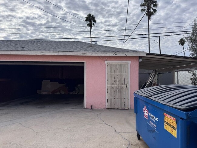 Building Photo - 8211 Crenshaw Dr