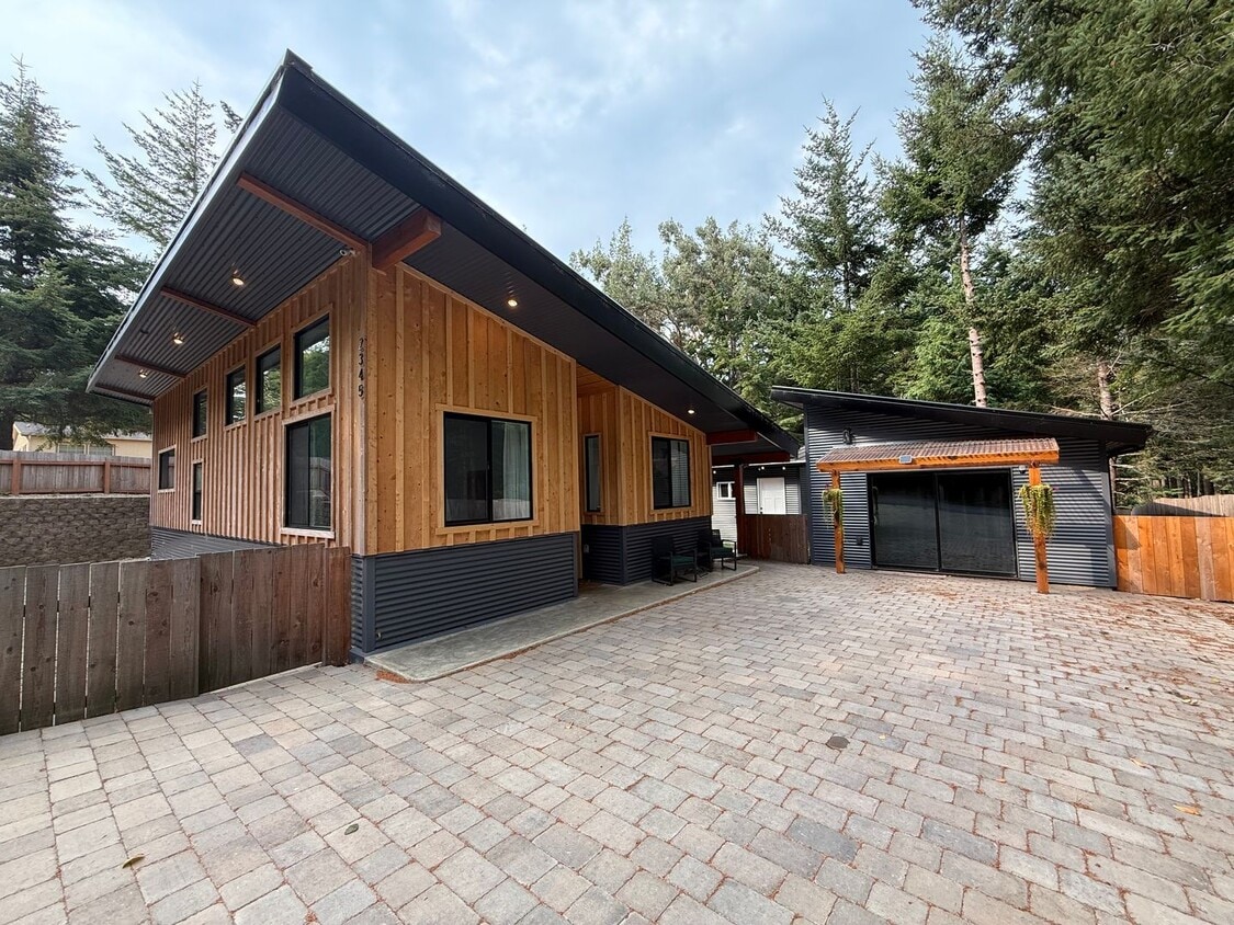 Primary Photo - Furnished Modern Home for Rent – 2 Bedroom...