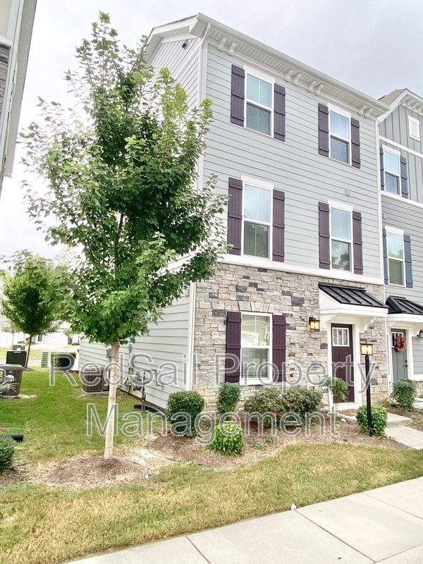 Building Photo - 1744 Defiance Dr