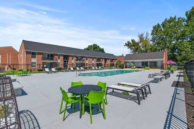 Sundeck - Kings Pointe Apartments - Warren, MI