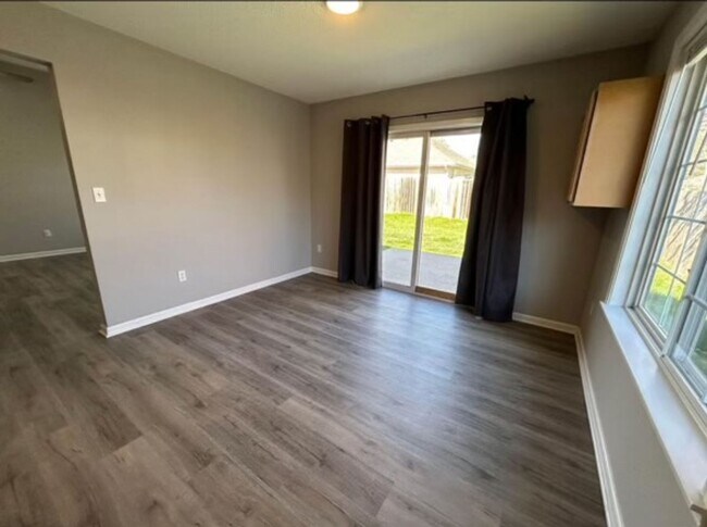 Foto del edificio - 707 Stillwater Dr