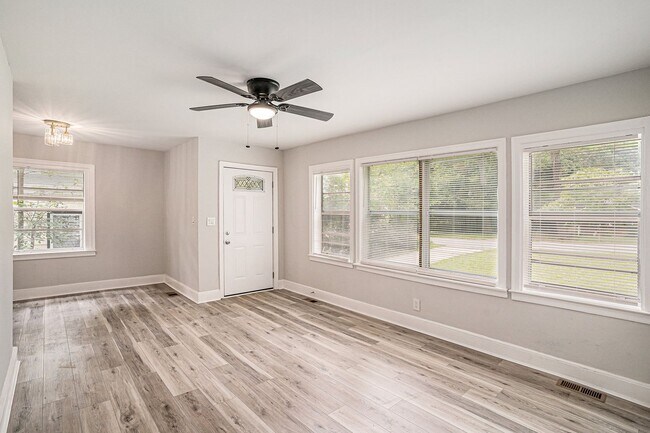 Building Photo - Charming 3BR/2BA Ranch Just off Glenwood Rd!