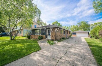 Building Photo - 1422 W Maplewood Ct