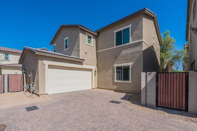 Building Photo - Four bedrooms - Great Location!
