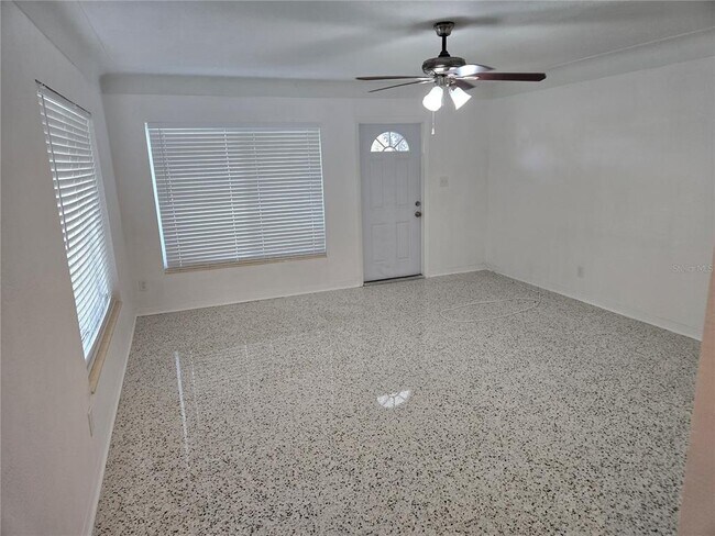 Building Photo - 5601 Tangerine Ave S