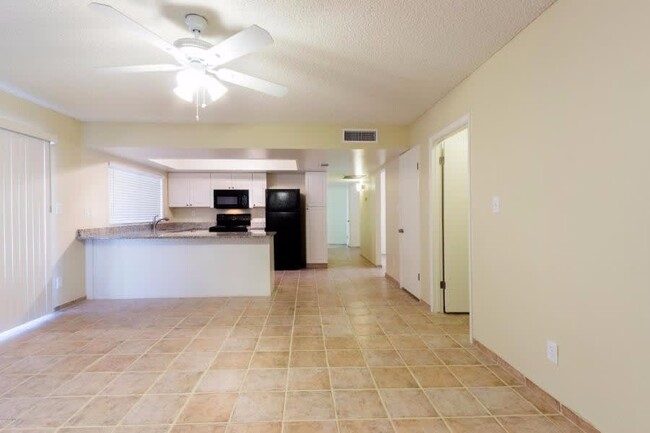 Building Photo - 5420 W Desert Cove Ave