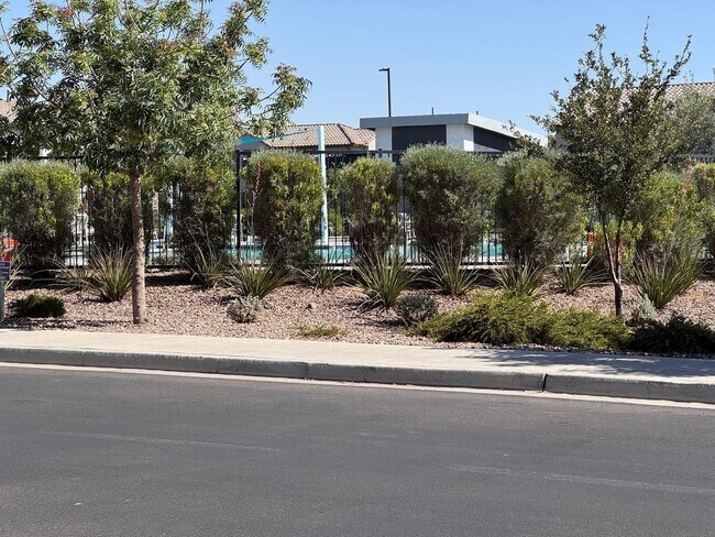 Building Photo - Spacious 4BR 3BT House Just Behind 202 Fre...