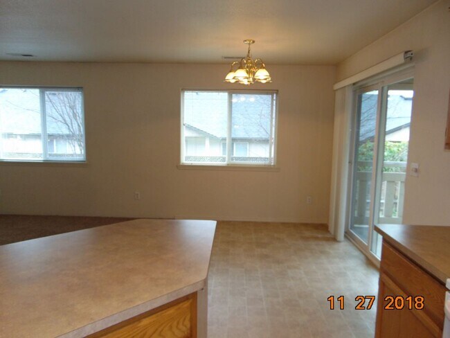 Building Photo - East Medford 2-Bedroom Apartment
