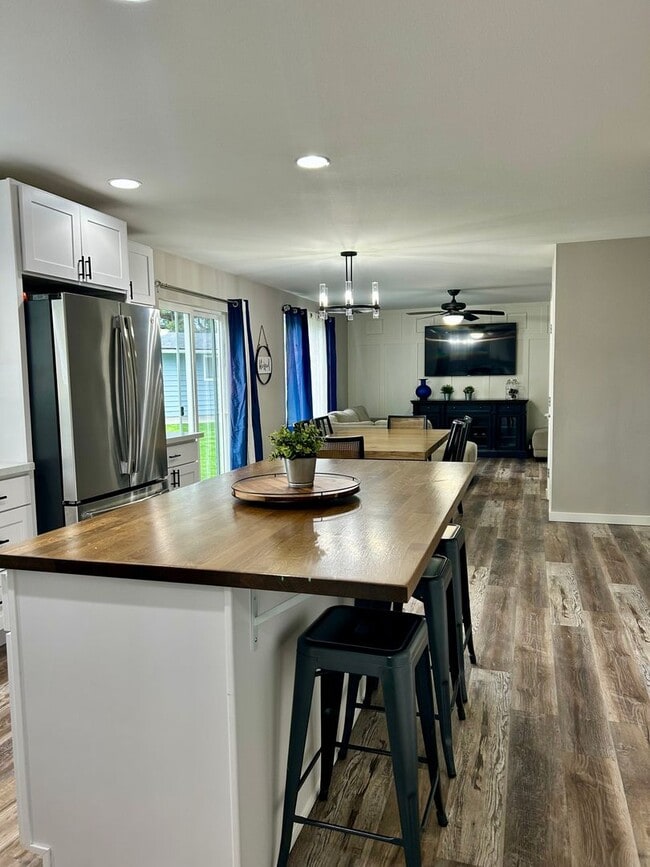 Building Photo - Beautiful Remodeled Home Kent!